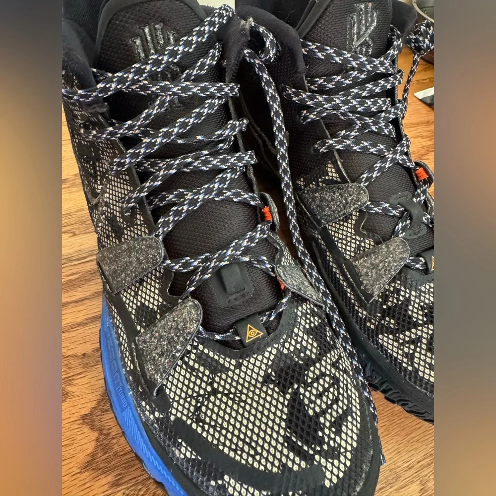 Nike Kyrie Men’s Basketball Shoes - Picture 4 of 10